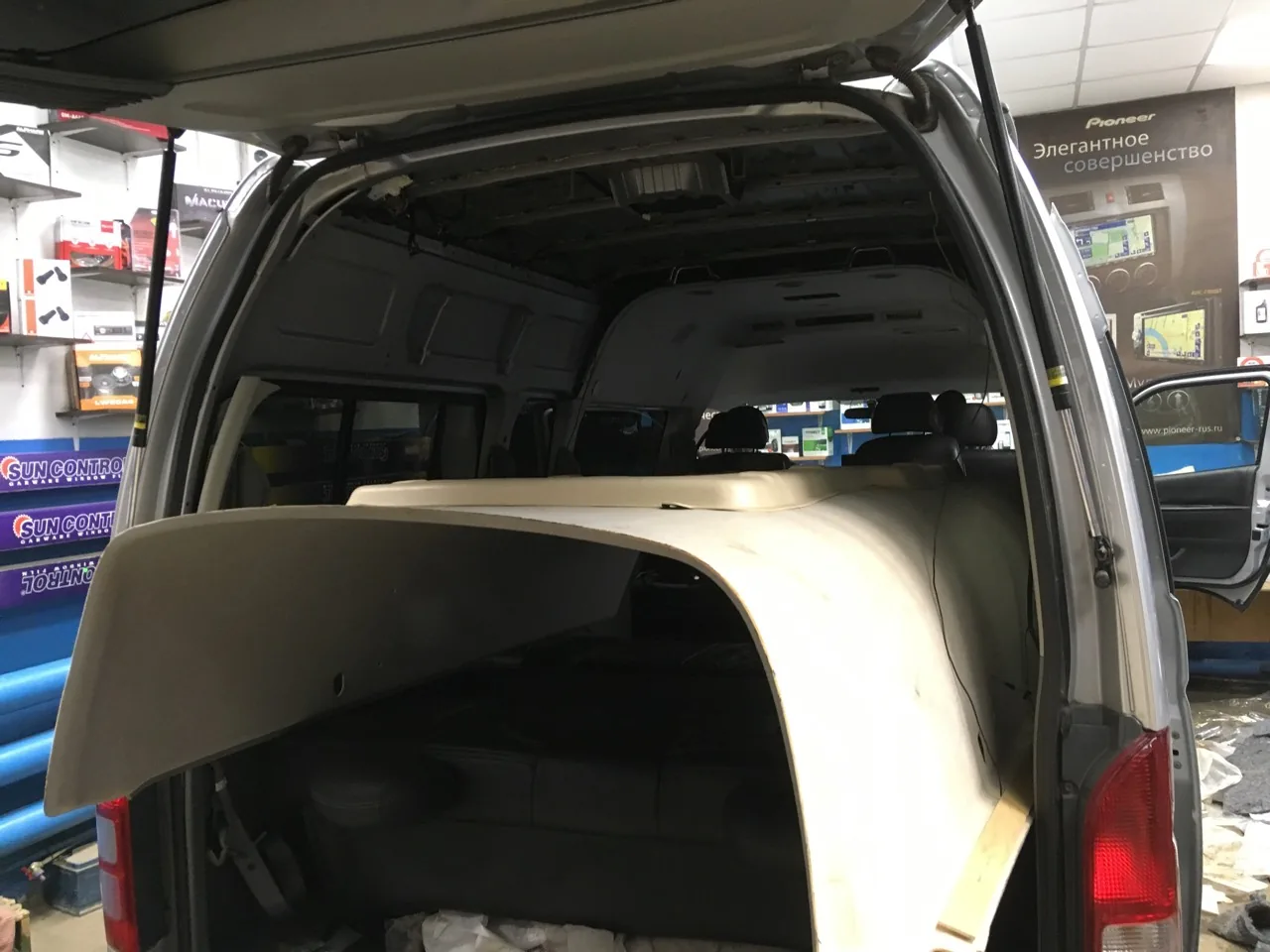 Шумоизоляция крыши Toyota Hiace - фото 3