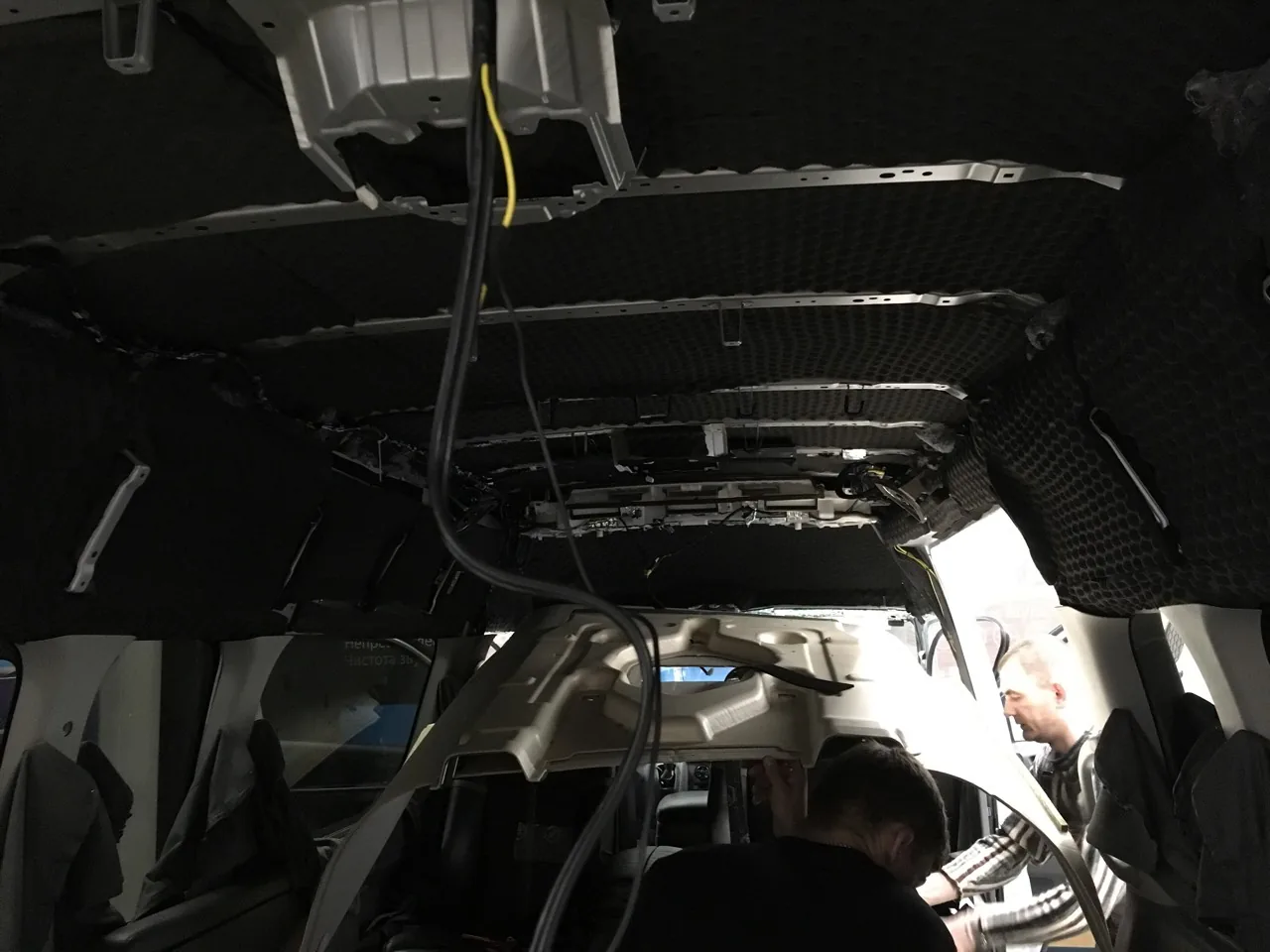 Шумоизоляция крыши Toyota Hiace - фото 14