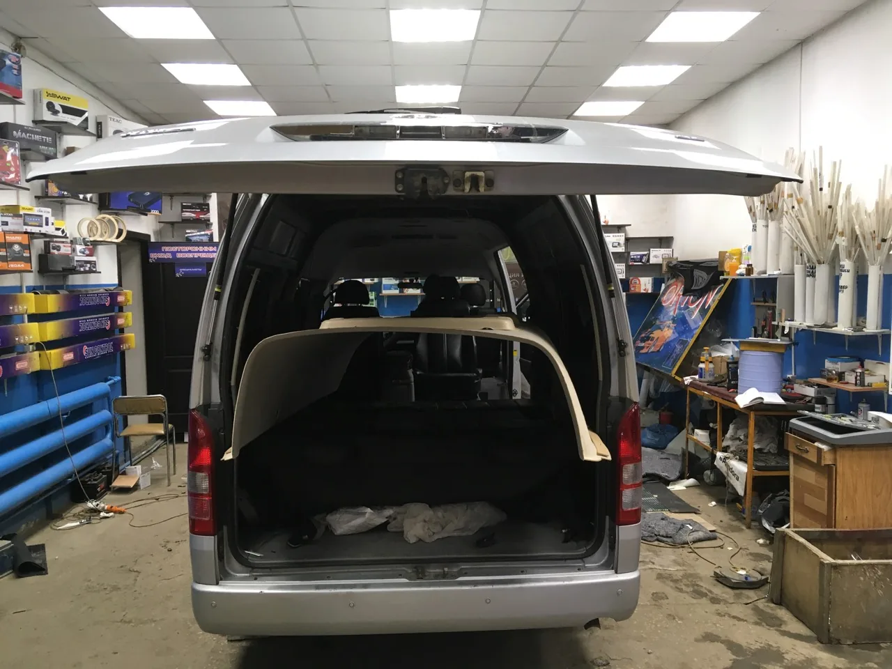 Шумоизоляция крыши Toyota Hiace - фото 2