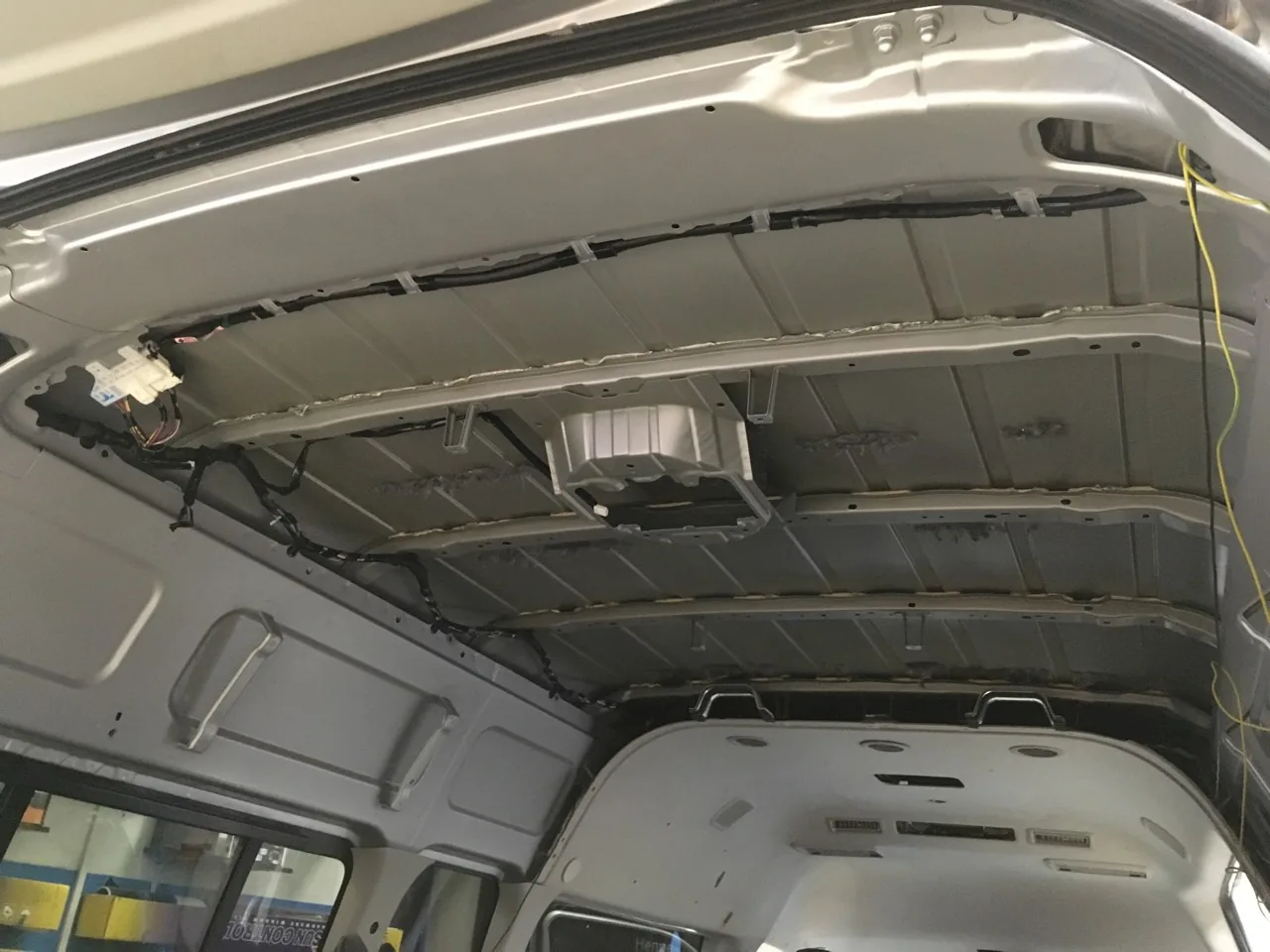 Шумоизоляция крыши Toyota Hiace - фото 5