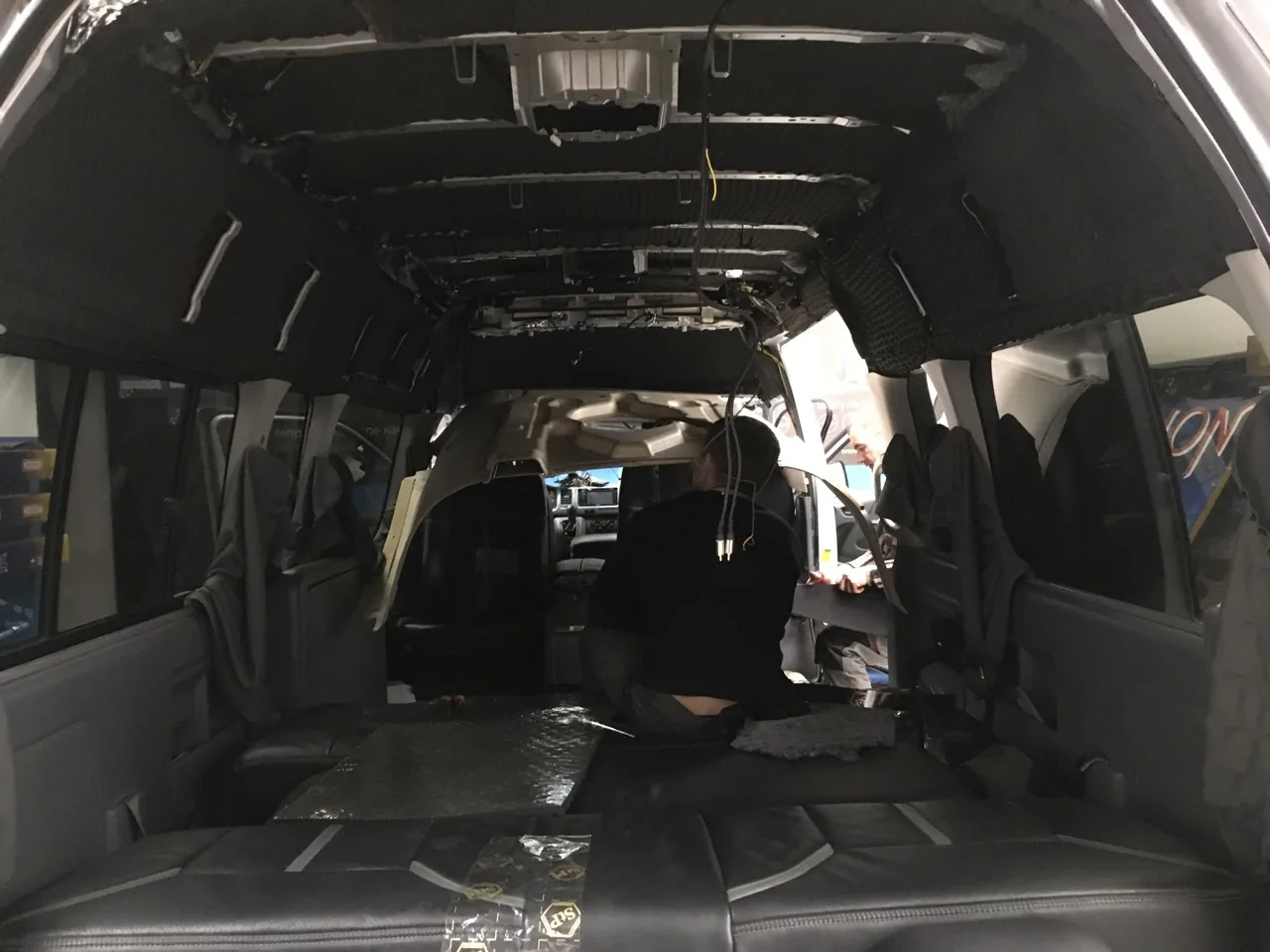 Шумоизоляция крыши Toyota Hiace - фото 16