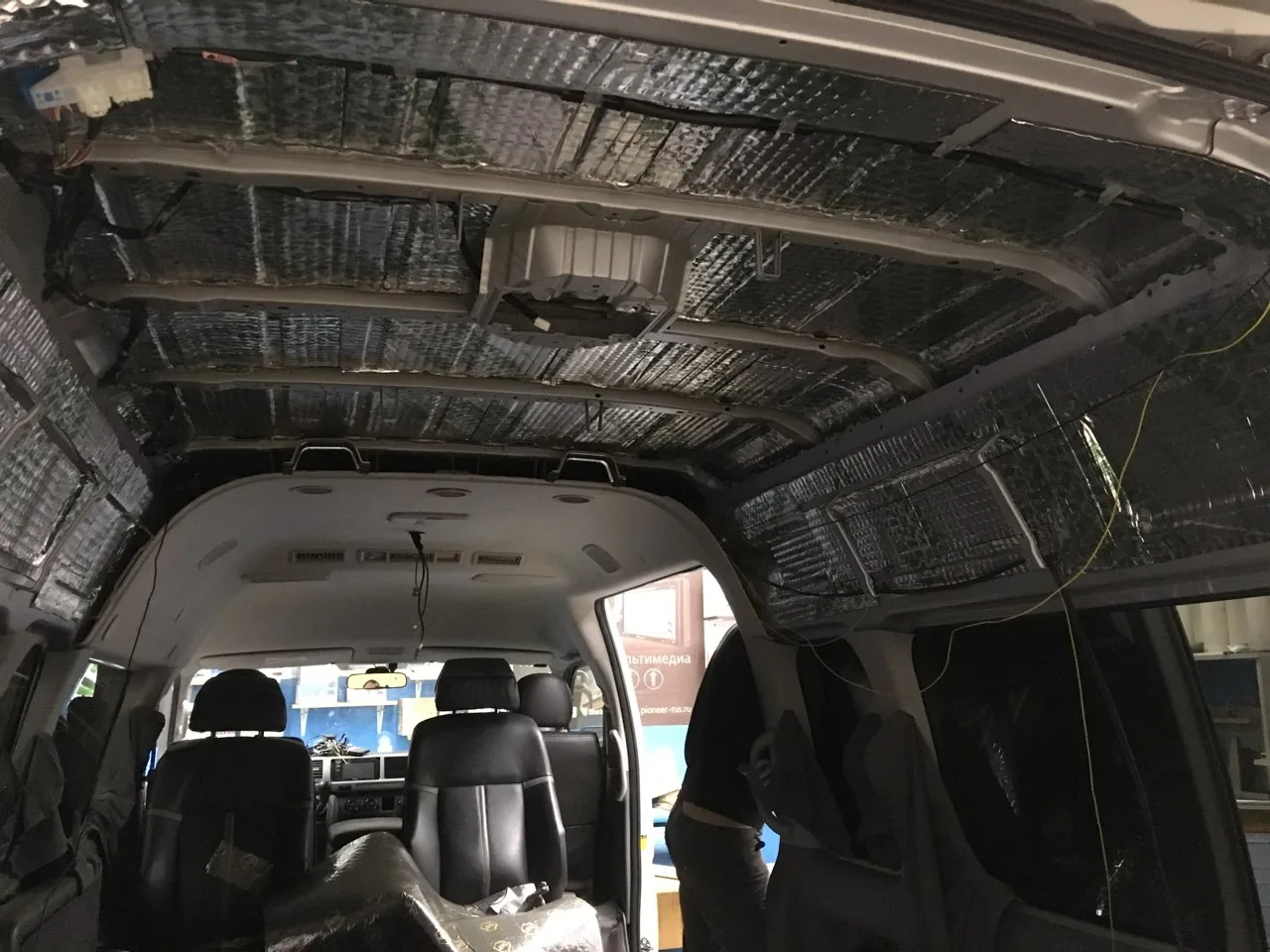 Шумоизоляция крыши Toyota Hiace - фото 9