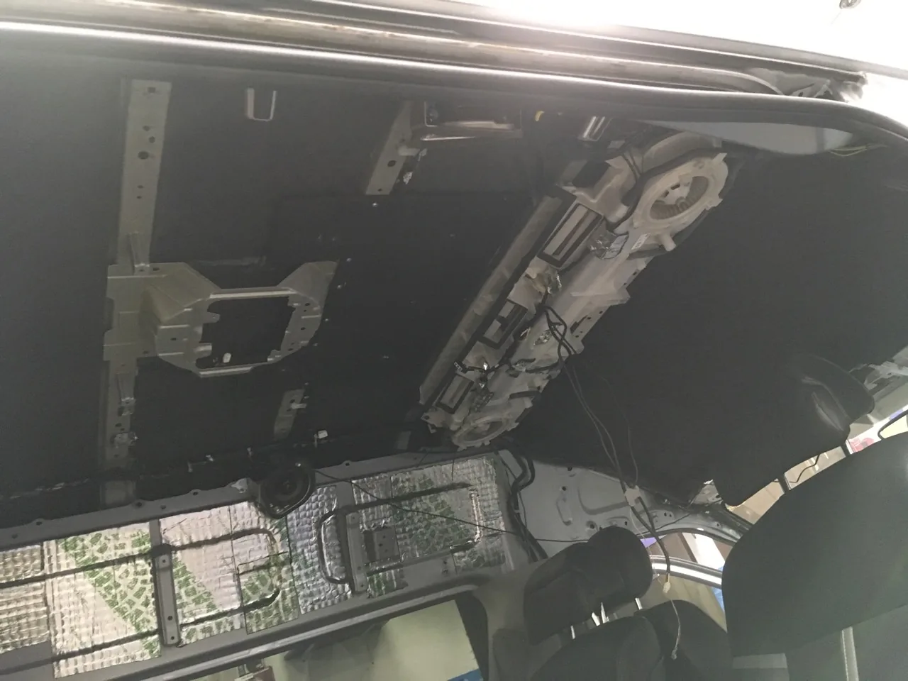 Шумоизоляция крыши Toyota Hiace - фото 15