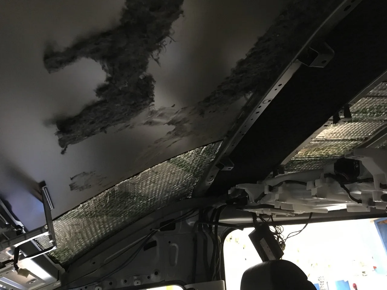 Шумоизоляция крыши Toyota Hiace - фото 4